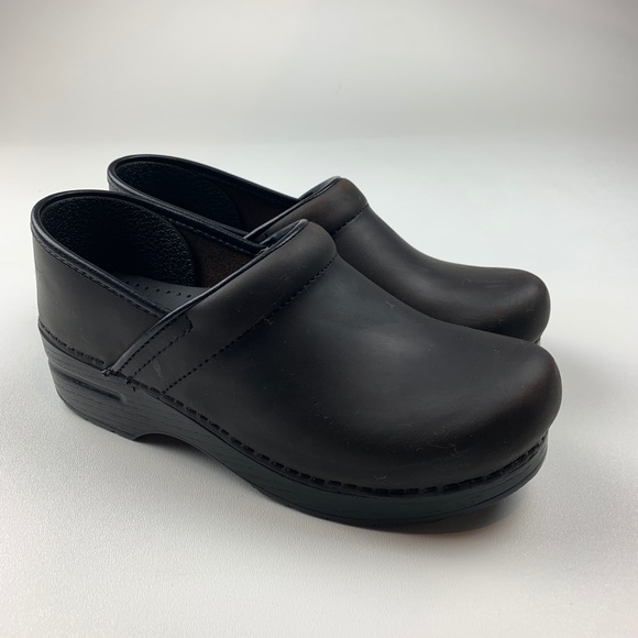 🎉SOLD🎉Dansko Size 38 Leather Black Brown Clogs - Picture 2 of 8
